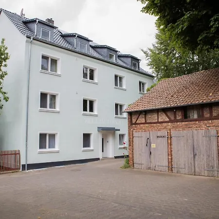 Am Bahnhof In *