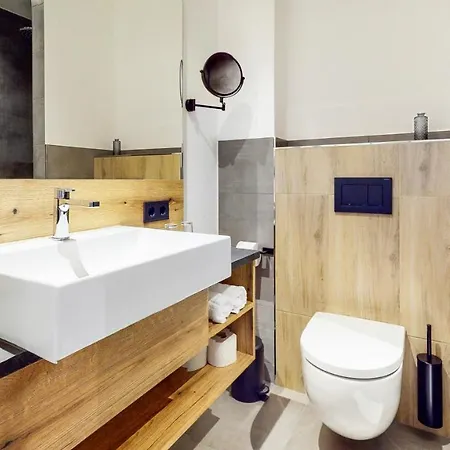 Point 7 Hotel *