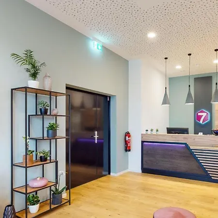 Point 7 Hotel *